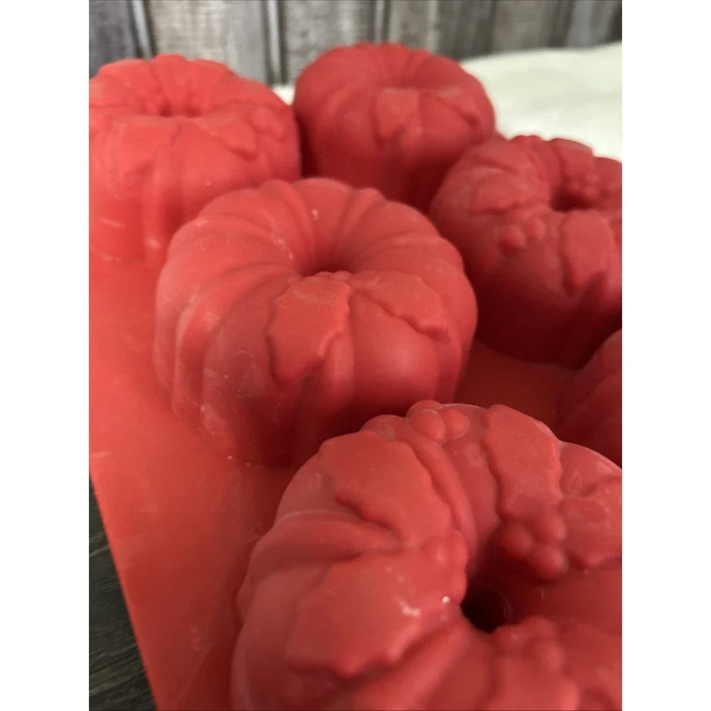 Non Flimsy Silicone Muffin Pan Poinsettia Mini Bundt Non-Stick Baking Cups Mold